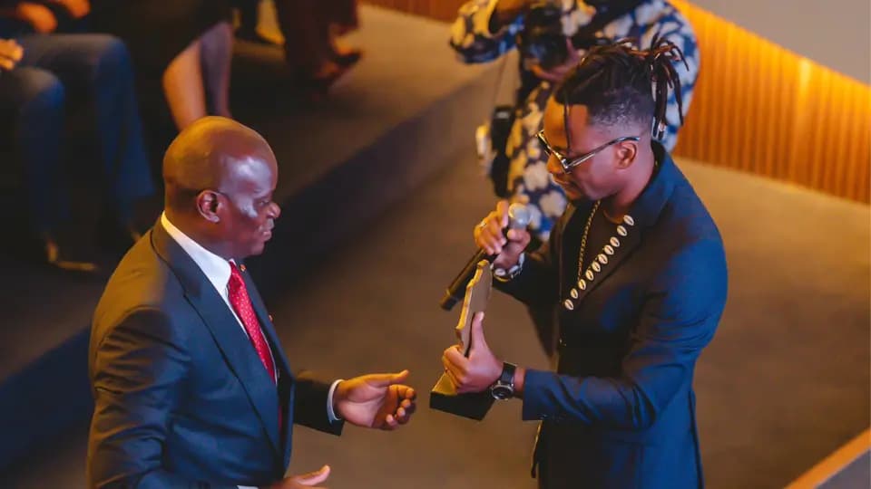 Le Président rejoint RodZeng sur scène lors de l’ouverture des nouveaux bâtiments de Gabon 24