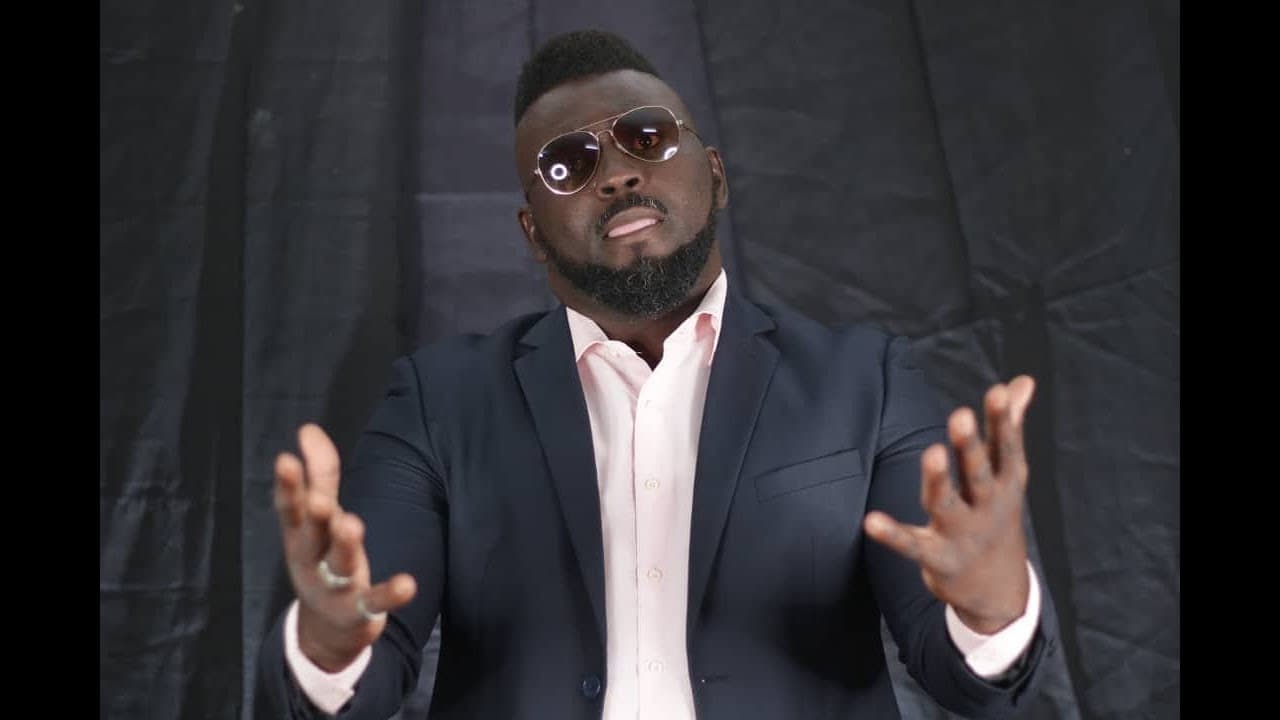 Big Akam essaie un nouveau style dans "MAMACITA"
